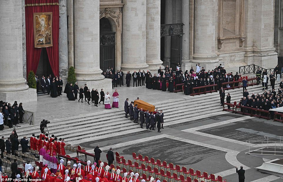 Бельгийская королевская чета и королева София на похоронах Папы Бенедикта XVI в Pallbearers carry the coffin of Pope Emeritus Benedict XVI at the start of his funeral mass