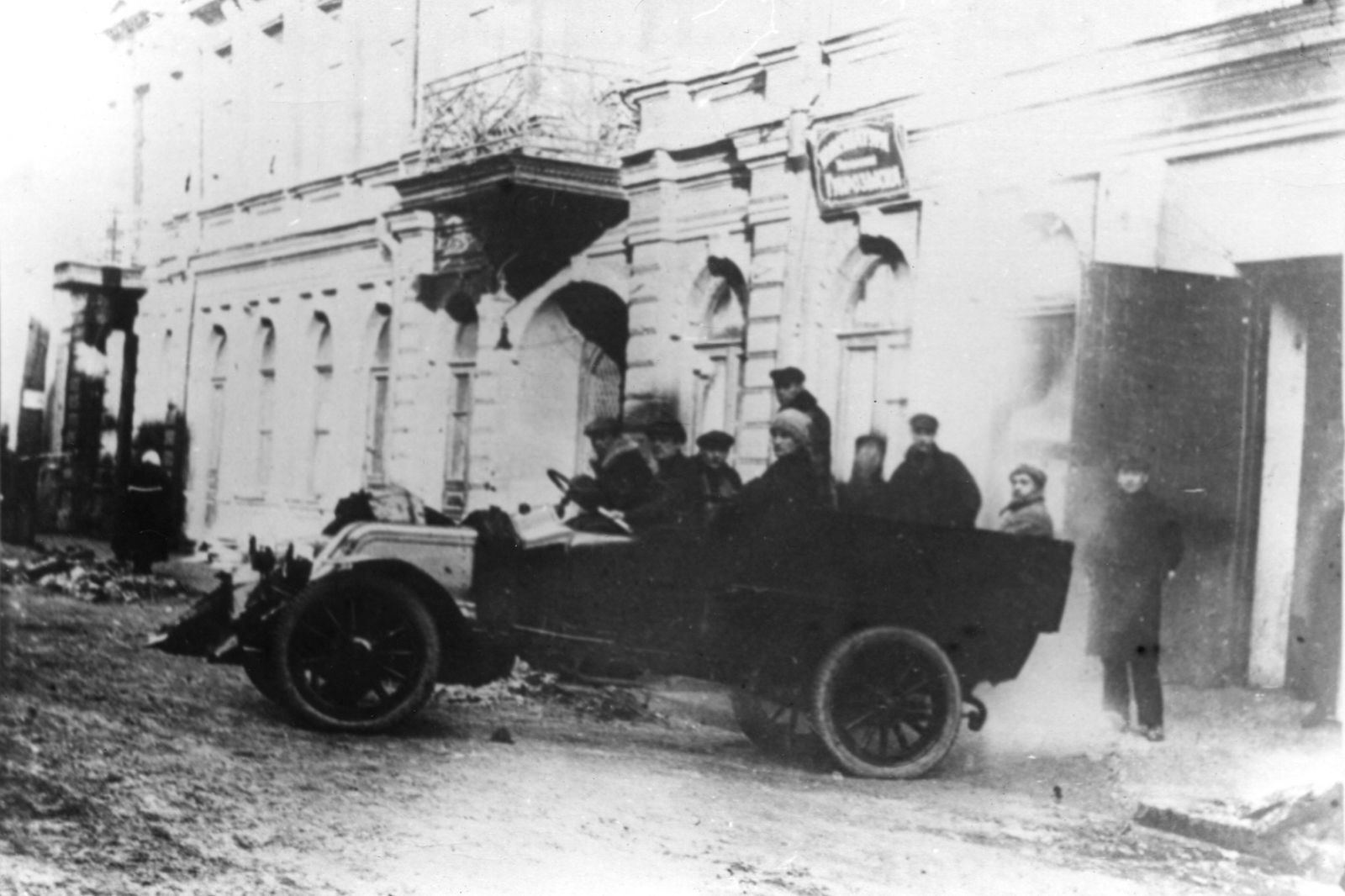 ÐÐ¸ÑÐ·Ð´ ÑÐ¿ÑÐ²ÑÐ¾Ð±ÑÑÐ½Ð¸ÐºÑÐ² ÑÐ¾Ð·ÑÑÐºÑ Ð½Ð° Ð¾Ð¿ÐµÑÐ°ÑÑÑ, 1920 ÑÑÐº. Ð¦ÑÐ¾Ð³Ð¾ Ð±ÑÐ´Ð¸Ð½ÐºÑ Ñ Ð¿ÑÐ¾Ð²ÑÐ»ÐºÑ ÐÐ¾ÑÐ¾Ð»ÐµÐ½ÐºÐ° (ÑÐ¾Ð´Ñ â ÐÐµÑÑÐ¾Ð²ÑÑÐºÐ¾Ð¼Ñ) Ð²Ð¶Ðµ Ð½ÐµÐ¼Ð°Ñ. Ð¤Ð¾ÑÐ¾ Ð· Ð¼ÑÐ·ÐµÑ Ð¼ÑÐ»ÑÑÑÑ