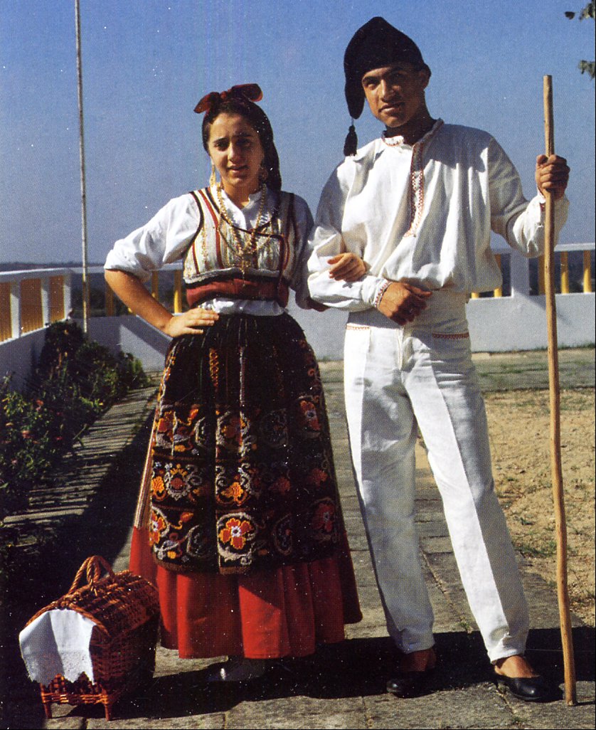 Далекая страна Португалия и дикие туземцы ее - португальцы. ( 84 фото ) Nsmoro costume of Areosa.jpg