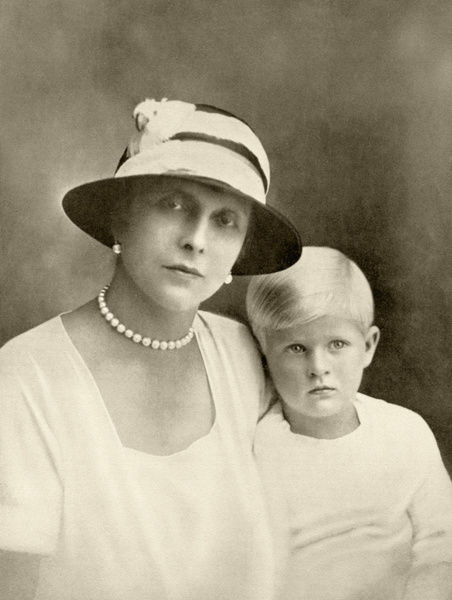 Детские фотографии принца Филиппа с матерью 