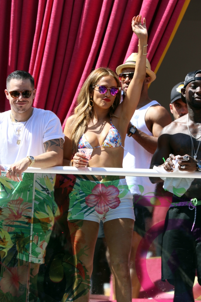 Дженнифер Лопес в бикини (фото) Jennifer Lopez hosts Carnival Del Sol in Las Vegas