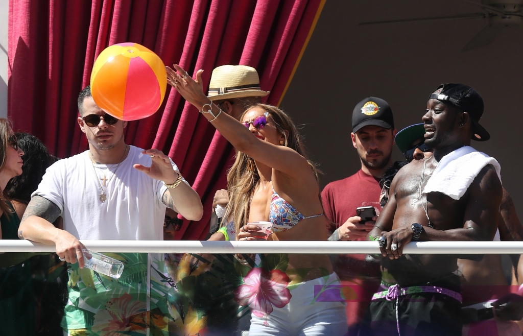 Дженнифер Лопес в бикини (фото) Jennifer Lopez Hosts at Drais Beach Club 290516 02