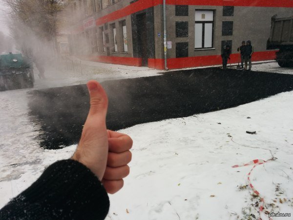 Дорожники Петербурга объяснили, почему кладут асфальт в снег 