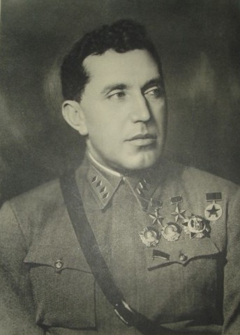 Дважды Герой, первый еврей - Герой Советского Союза. Генерал Смушкевич был 