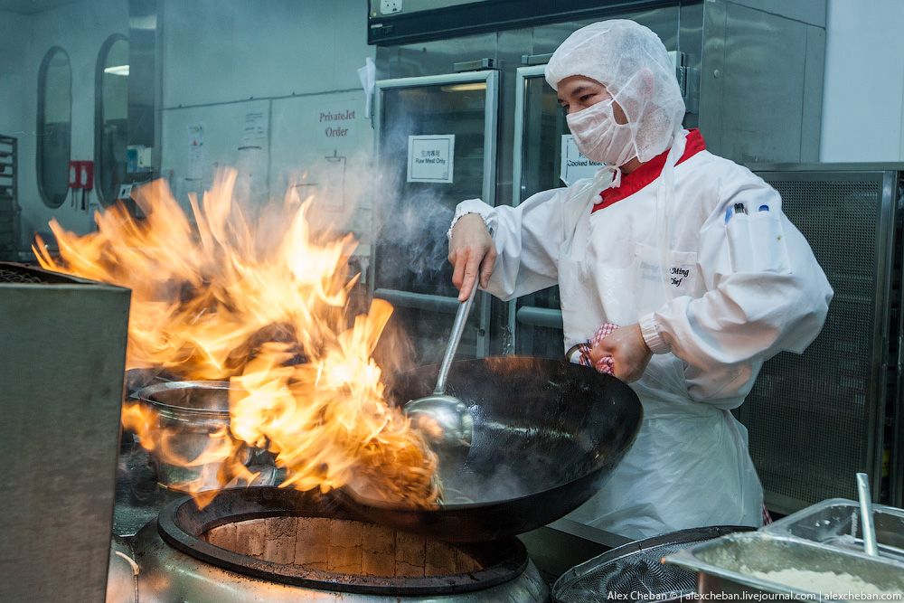 Еда с огоньком: как китайцы готовят аэрообеды 