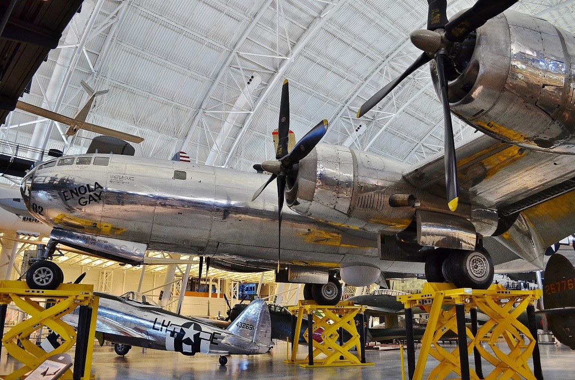 Enola Gay - бомбадировщик сбросивший атомную бомбу на Хиросиму и Shuttle Discovery (Вашингтон, США) 