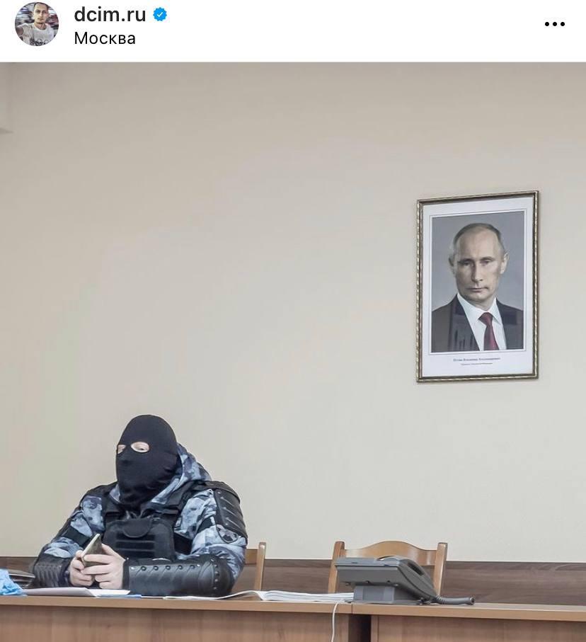 Фото ОМОНовца под портретом Путина продано за 2 млн рублей 