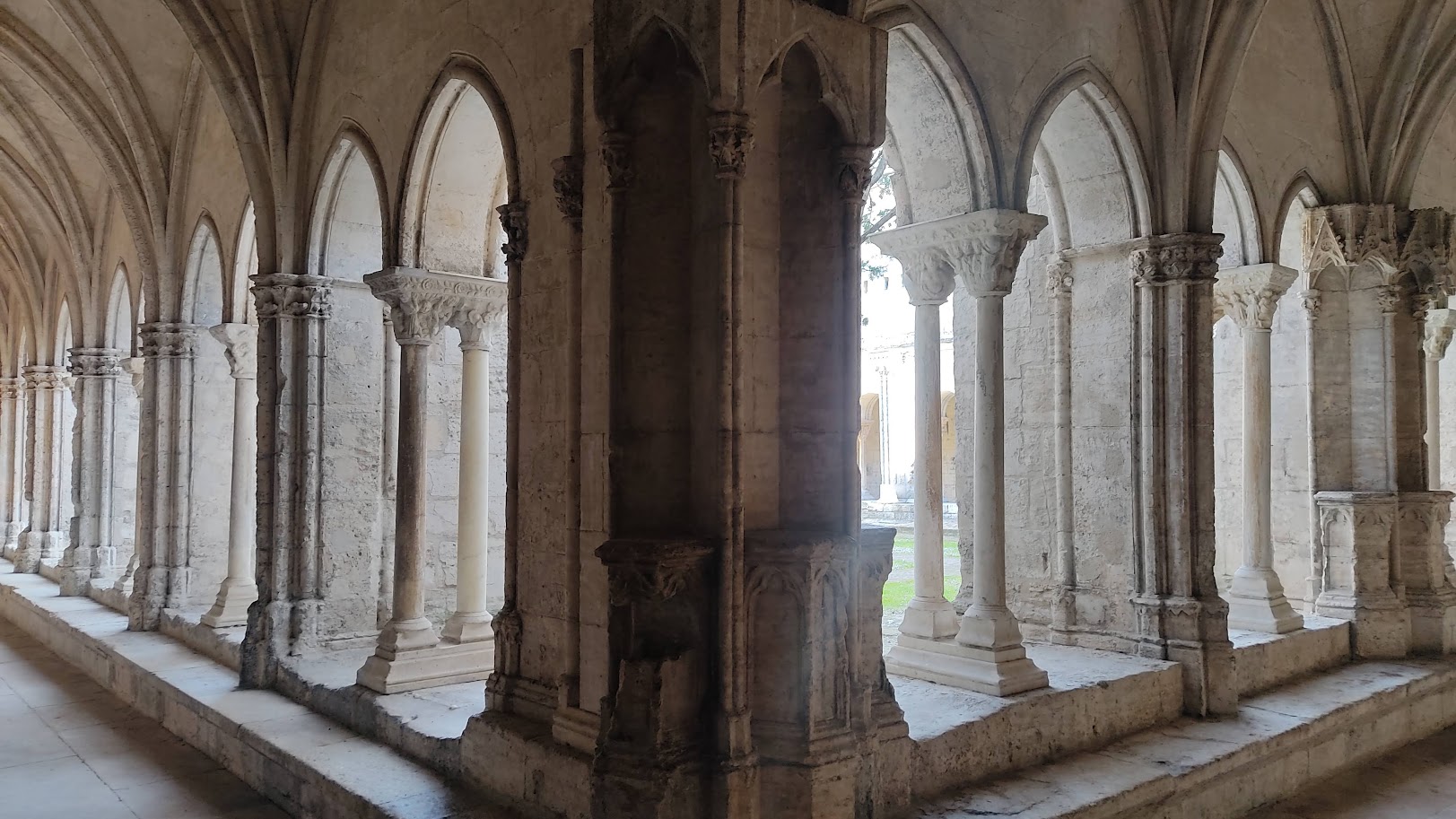 Франция, январь 2025. Часть 11. Арль. Римский амфитеатр — арена для корриды. Франция, январь 2025. Часть 11. Арль. Римский амфитеатр — арена для корриды.