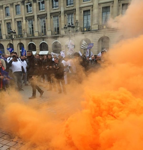 Французские полицейские в гневе 