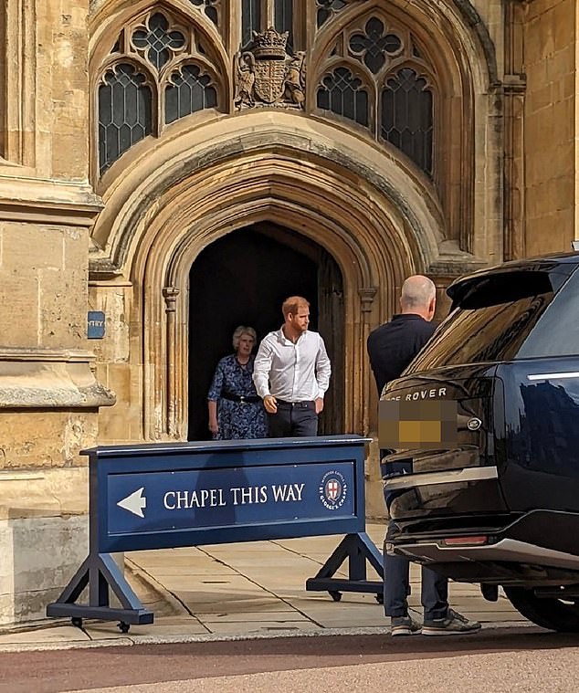 Гарри сегодня на выходе из Капеллы Святого Георгия в Виндзоре https://i.dailymail.co.uk/1s/2023/09/08/13/75213075-12495969-image-m-31_1694174942853.jpg