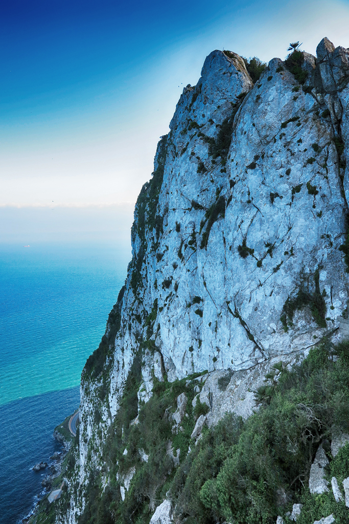 Гибралтар: на склонах скалы 