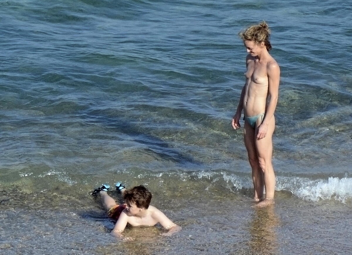Голая Ванесса Паради на пляже с сыном 