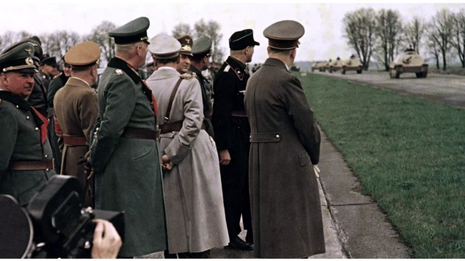 Гомосексуалист Рейха. Из концлагеря в вермахт. Color Adolf Hitler autobahn parade hetzer nazi officials.jpg
