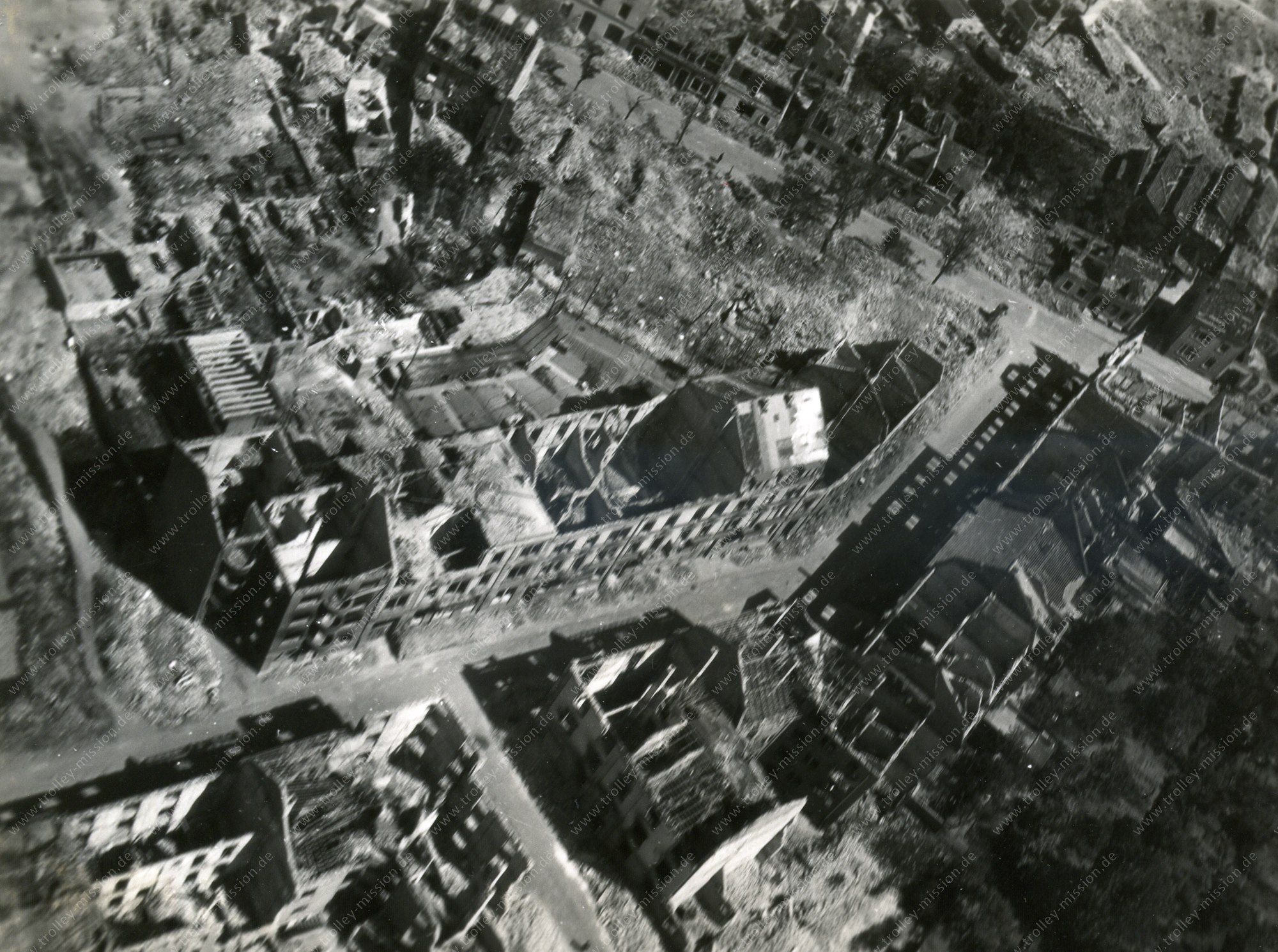 Mannheim im Zweiten Weltkrieg: Luftbild der von Fliegerbomben zerstÃ¶rten HÃ¤user entlang der MÃ¶nchwÃ¶rthstraÃe im Stadtteil Neckarau {3}
