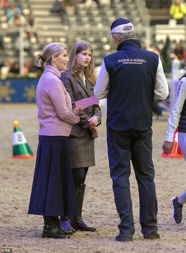 Графиня Уэссекская с дочерью посетили International Horse Show 