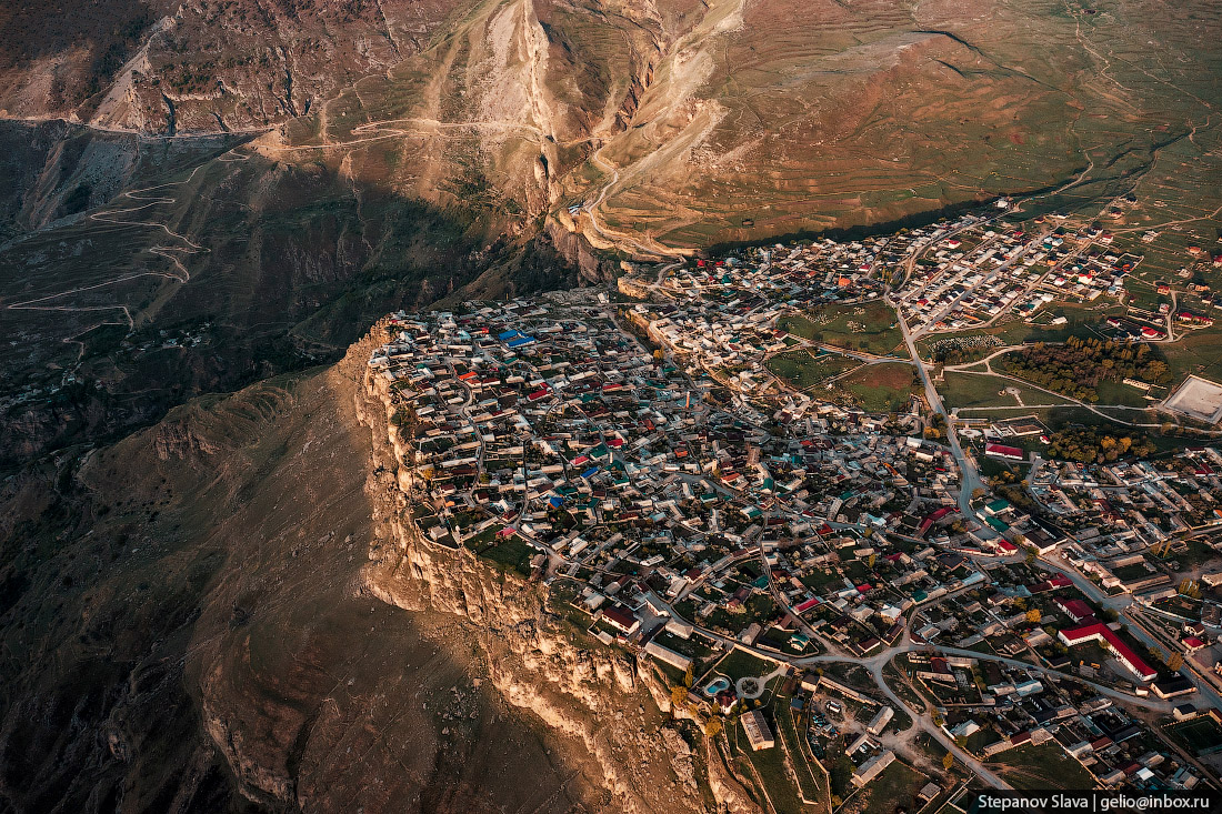 Хунзах — село в Дагестане на краю ущелья 