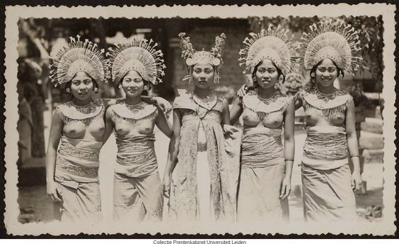 Индонезийский дресс-код начала 20-го века. ( 35 фото ) b8b1ee2565351bb352f29eec8547987c.jpg