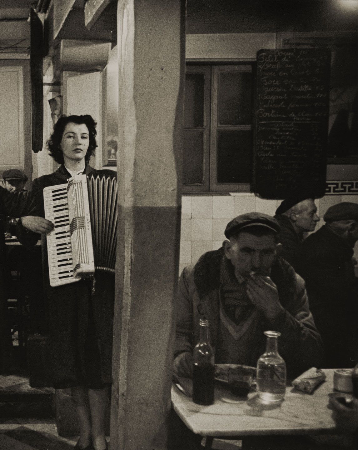 Живая музыка в бистро, Париж, 1950 год. Фотограф: Robert Doisneau 