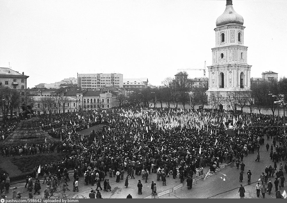 Жуткий Киев 90-х: майданы, барахолки и свергнутый Ленин 