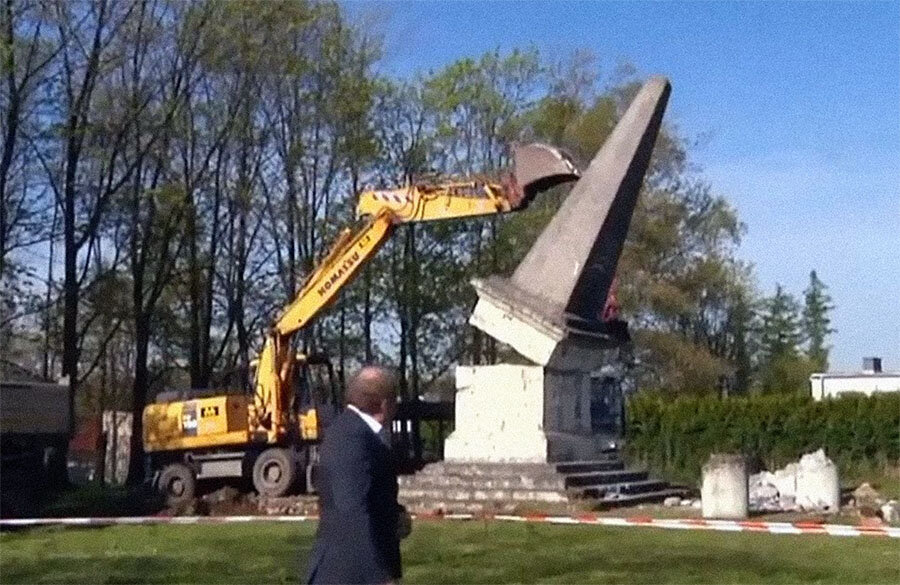 Как нужно поступить в ответ на снос памятника советским воинам в Польше 