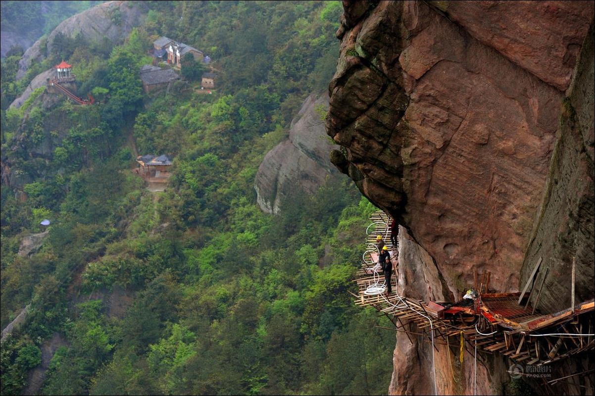 Как строят экскурсионные дороги в горном Китае 