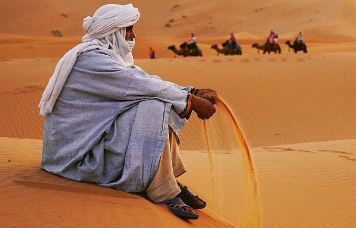 Какая толщина песков в пустыне, и зачем Арабские Эмираты завозят песок из-за 