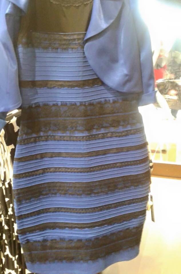 Какого цвета это платье? 
