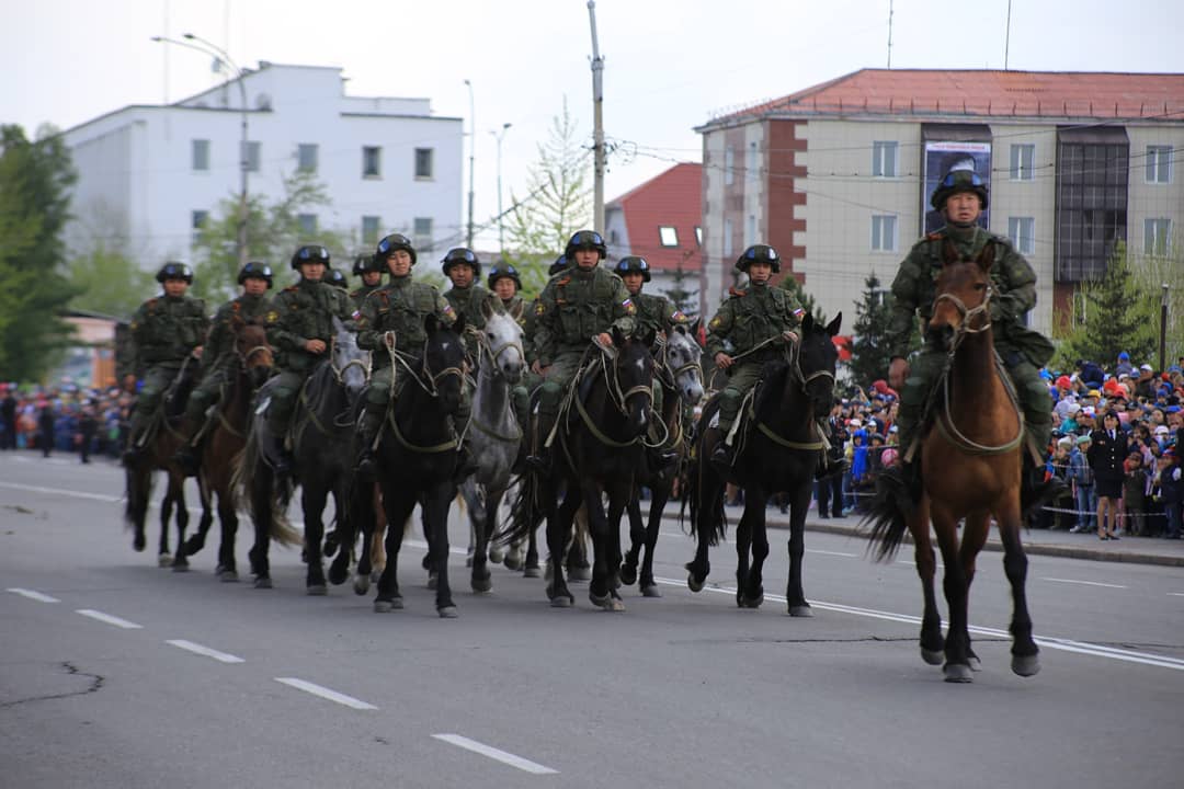 Кавалерия на параде Победы в Туве 