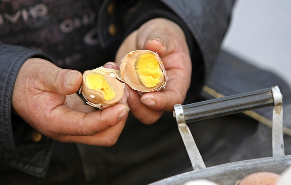 Китайский деликатес – яйца, сваренные в моче девственников 