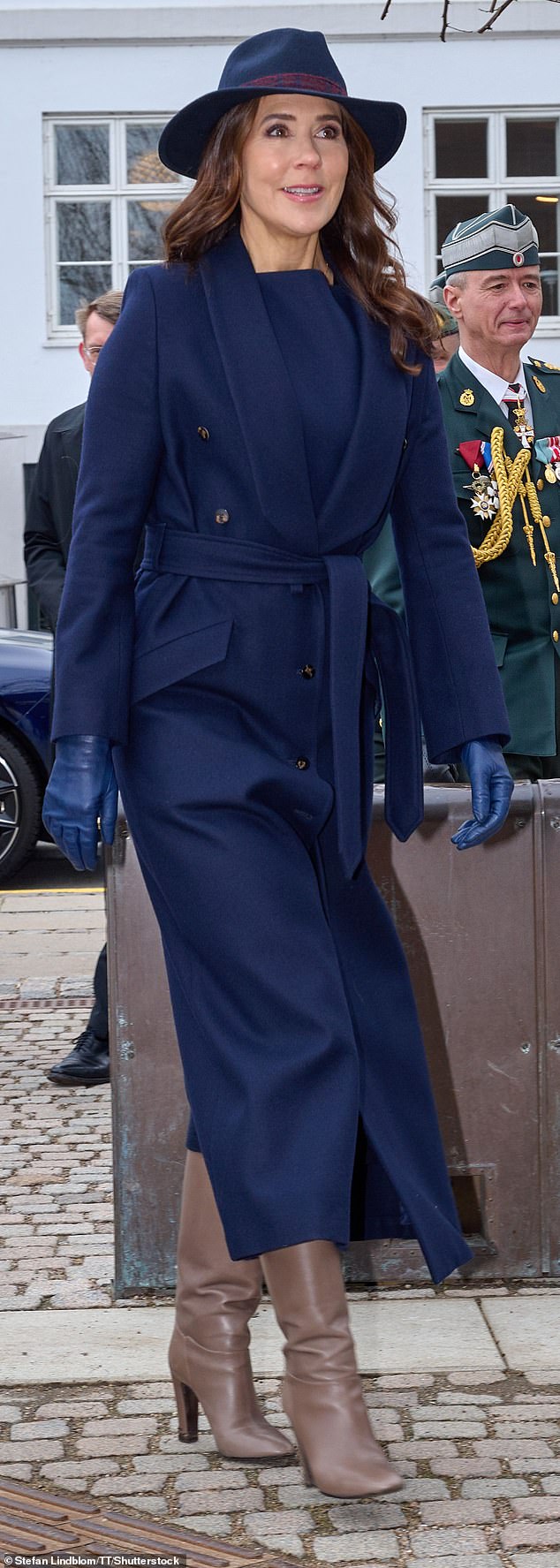 Королева Мэри посетила празднование 75-летия Национальной гвардии https://i.dailymail.co.uk/1s/2024/04/03/13/83191303-13267529-image-m-7_1712146992701.jpg