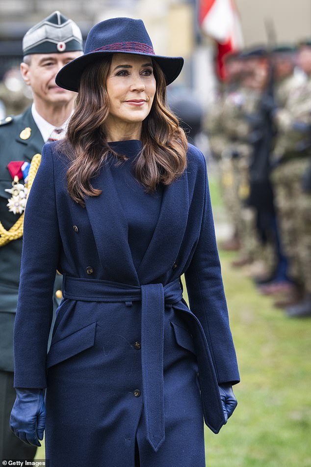 Королева Мэри посетила празднование 75-летия Национальной гвардии https://i.dailymail.co.uk/1s/2024/04/03/13/83192287-13267529-image-a-12_1712147091808.jpg
