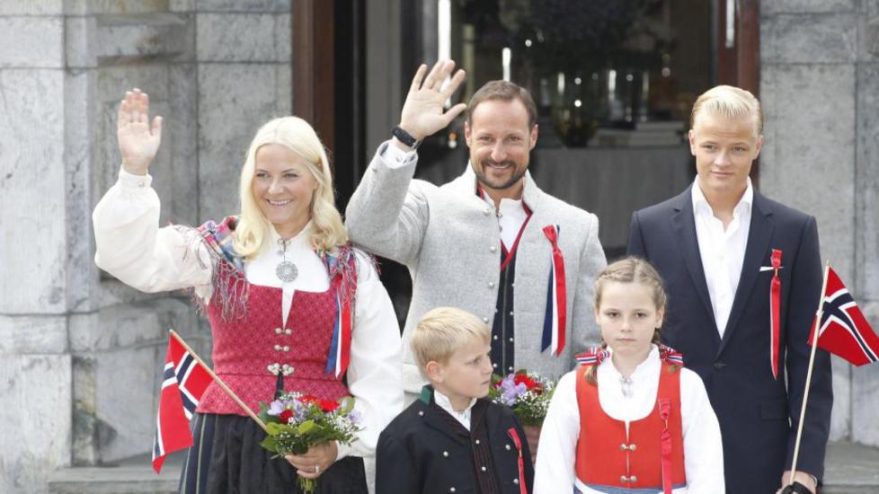 Королевская семья Норвегии отмечает Национальный праздник 
