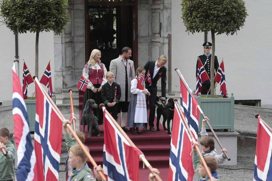 Королевская семья Норвегии отмечает Национальный праздник 
