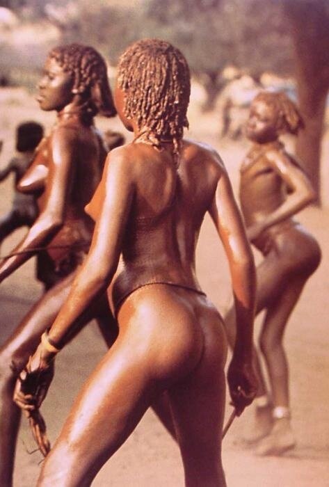 Красные танцовщицы Лени Рифеншталь, 1975 1975 Nuba.jpg