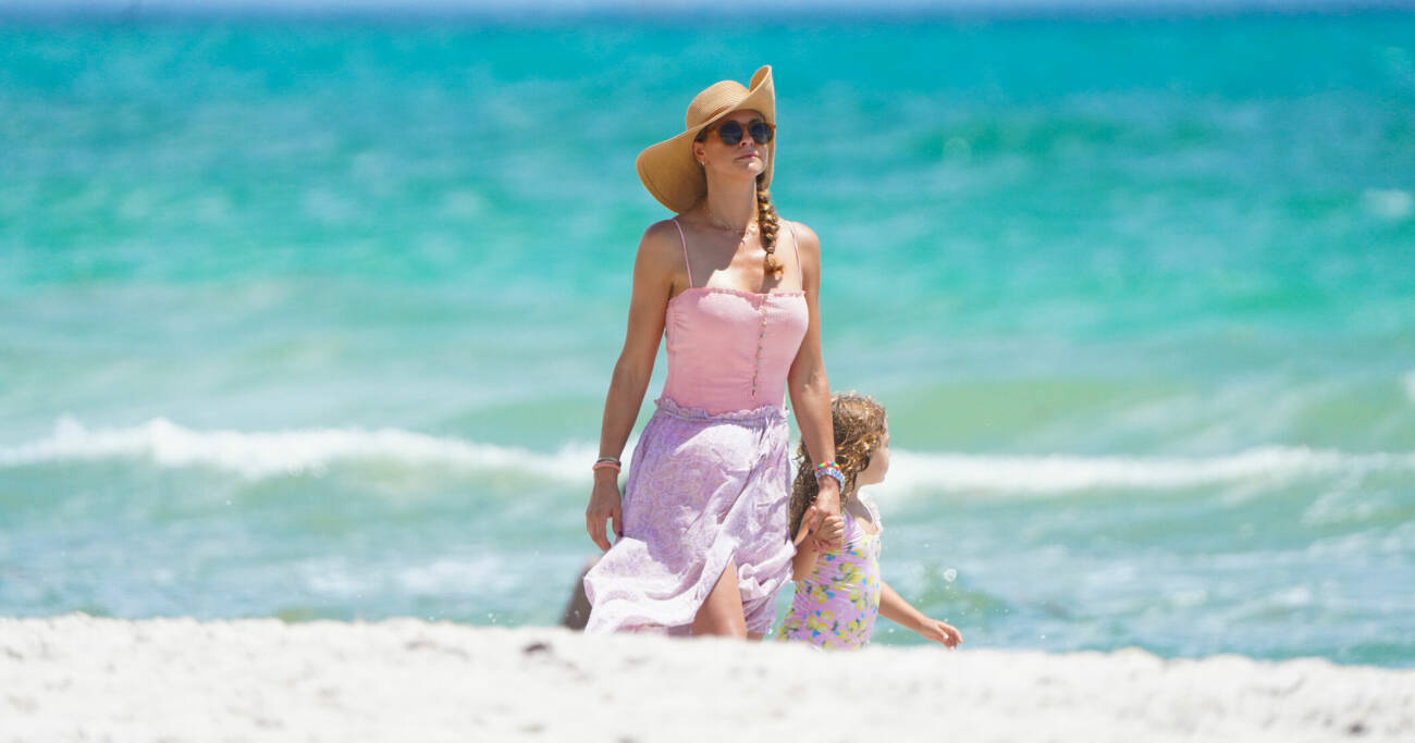 Крис и Мадлен с детьми на пляже Майами 