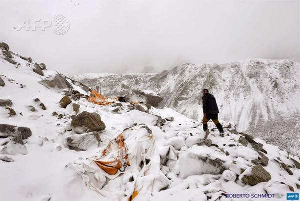 Лагерь альпинистов на Эвересте после лавины, ФОТО+ВИДЕО 