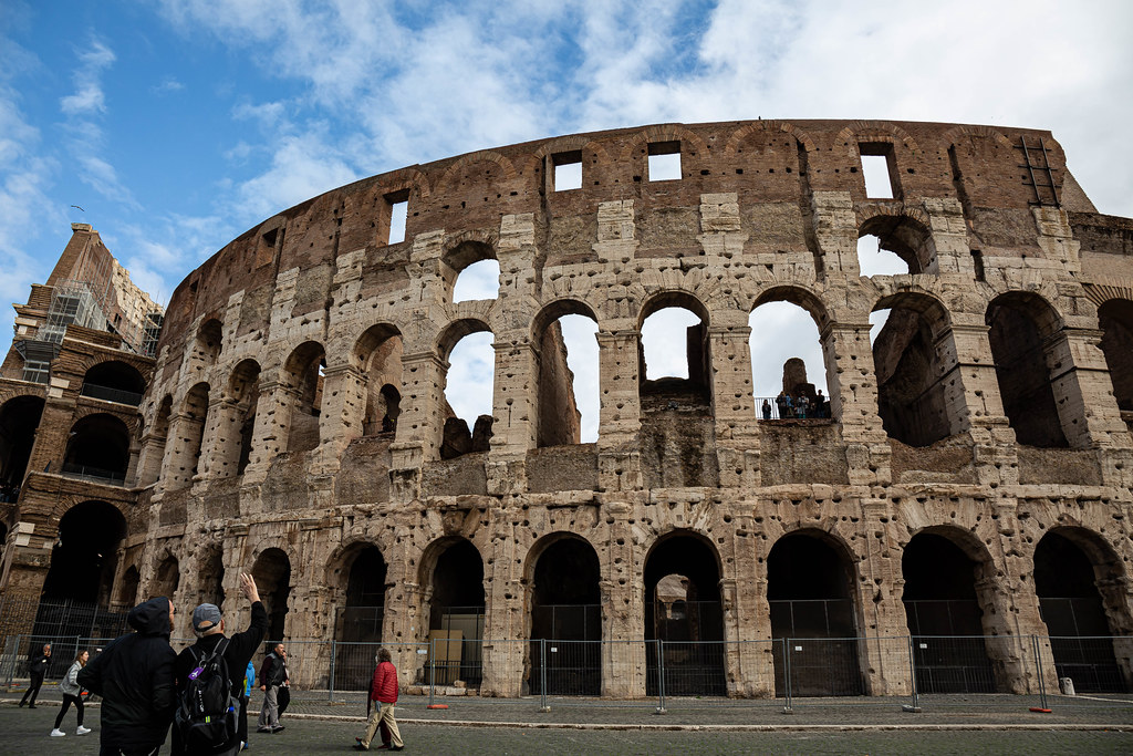Люди утром около Колизея в середине ноября 2022 - 11 фотографий Rome 61