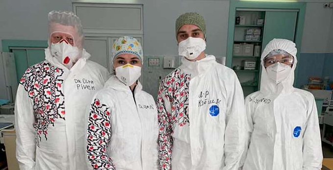 Медики Львова показали свою украинскость, испортив вышиванками защитные костюмы 