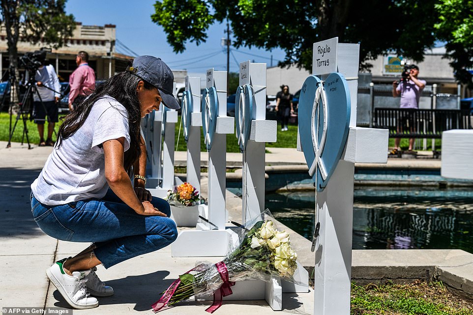 Меган посетила мемориал жертвам стрельбы в Ювальде 