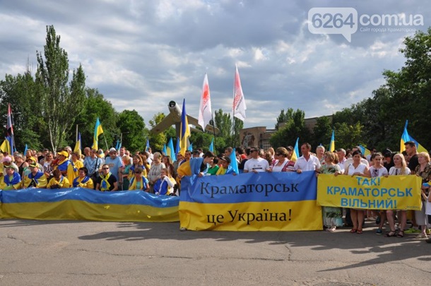 Местных свезли отпраздновать годовщину освобождения от сепаратистов 