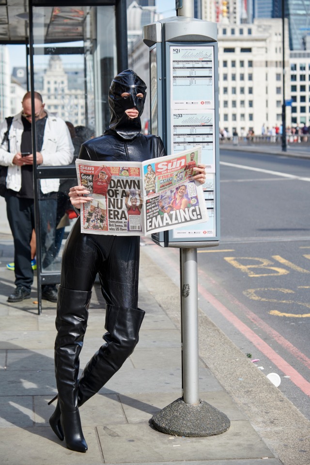 Модель прошлась по улицам Лондона в провокационном наряде, как у Ким Кардашьян 