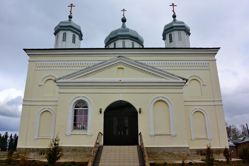 Монастырь за околицей Мещовска 