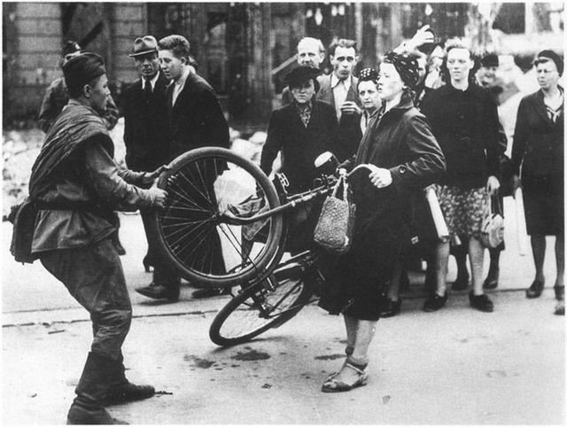 На фото изображена немка которая пытается обмануть советского солдата. Не верите ? А сейчас докажем. 