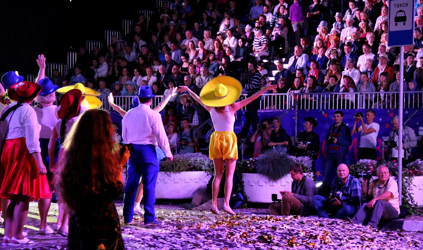 На карнавал в Сочи не прошляпь свое лето мэр курорта пришел в обычном костюме и без шляпы 