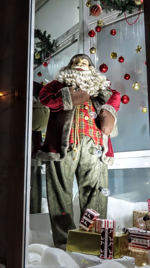Надменный Санта, витрины магазинов новогодние 36834510