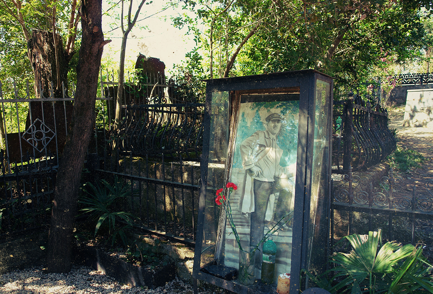Нажрался на Кутаисском кладбище 