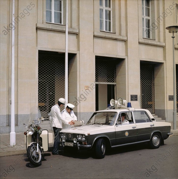 Народная Полиция ГДР - 2. ( 53 фото ) DDR-Volkspolizei in Ostberlin/Foto 1984 - -