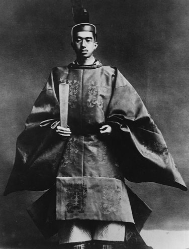 Несколько слов о церемониальных одеяниях императора Японии 