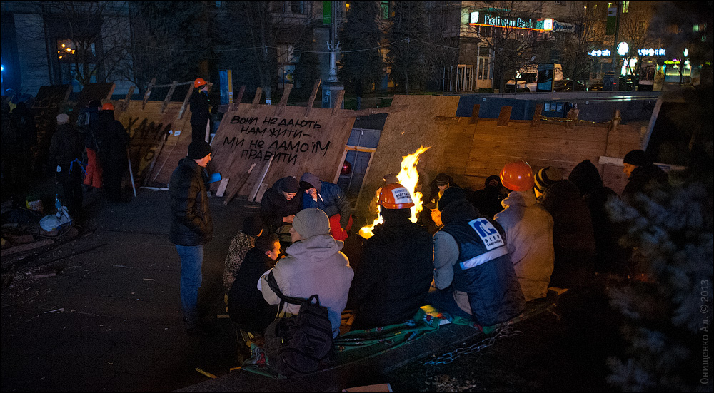 Ночной #Евромайдан. http://img-fotki.yandex.ru/get/9811/85428457.30/0_156e51_768a6d4a_orig.jpg