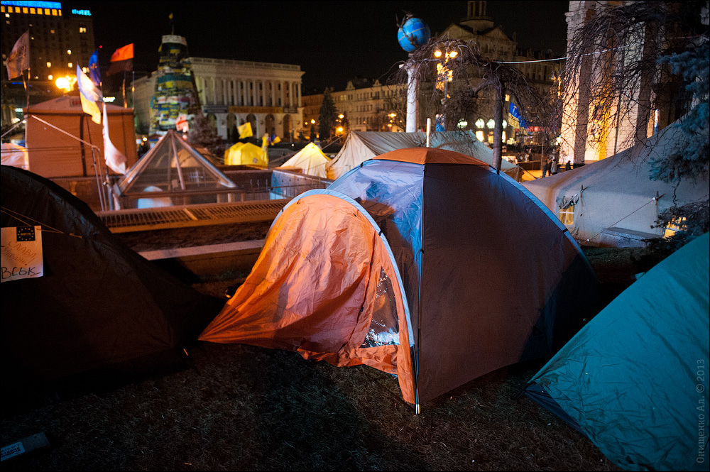 Ночной #Евромайдан. http://img-fotki.yandex.ru/get/9109/85428457.30/0_156e4e_55fc6b94_orig.jpg